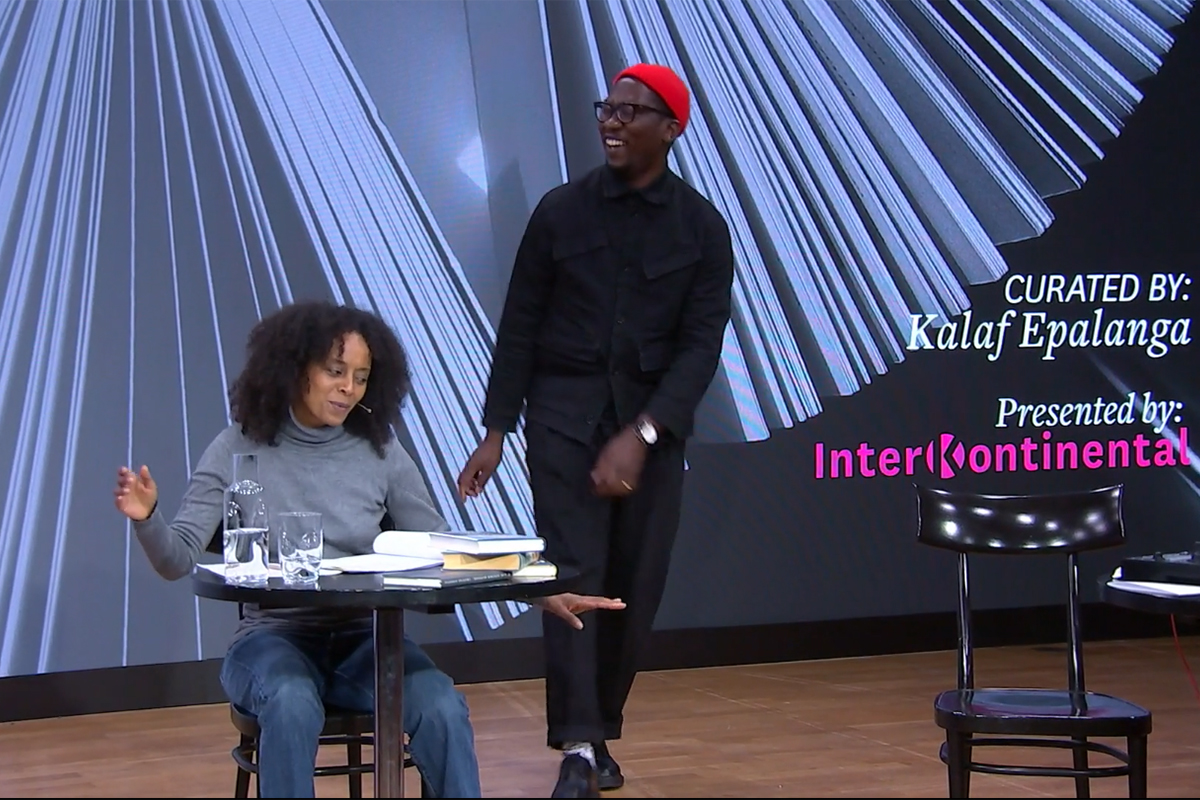 Kalaf Epalanga & Martha Fessehatzion lassen sich zu einem Tänzchen hinreißen ... © Livestream/Literaturhaus