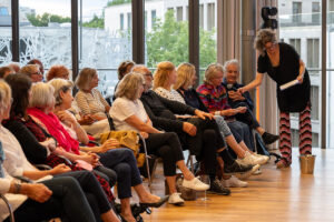 Marion Bösker-von Paucker mit Publikum