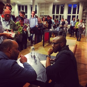 Teju Cole signiert nach der Lesung im Literaturhaus München (© Alke Müller-Wendlandt)